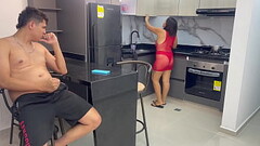 Mi caliente madrastra MILF me sorprende masturbandome mientras ella cocina y yo la follo duro a cambio de guardar el secreto. H.L. Thumb